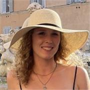 Medizinstudentin, die Kindern aller Altersgruppen unterrichtet. 
Ebenfalls Abiturvorbereitung